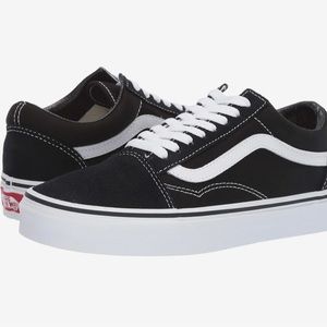 Black VANS. In good condition. Mildly worn. WOMEN. Size 9.0 (USA)